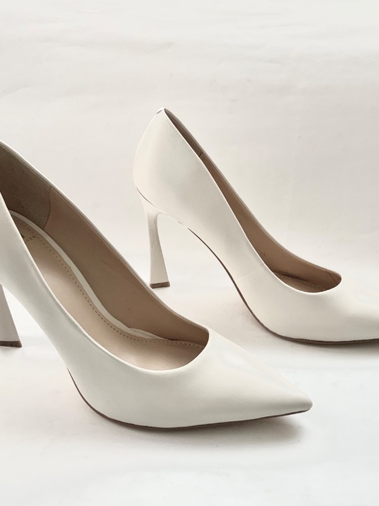 Marc Fisher Sassie Ivory White Leather Stiletto Heel Pointed Toe Pumps Shoes 9